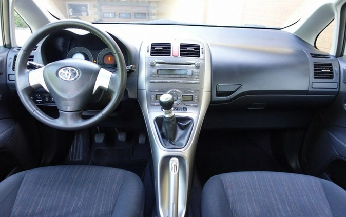 Toyota Auris cena 23900 przebieg: 143000, rok produkcji 2010 z Czarne małe 172